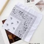 CH-847//⚪ Pañoleta Blanca con Estampado Negro – Estilo Clásico y Versátil