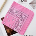 CH-852//🌸 Pañoleta Rosa con Estampado Blanco – Accesorio Juvenil y Moderno