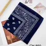 CH-850//🔵 Pañoleta Azul Oscuro con Estampado Blanco – Accesorio Clásico y Elegante