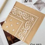 CH-853//🤎 Pañoleta Beige con Estampado Blanco – Estilo Elegante y Versátil
